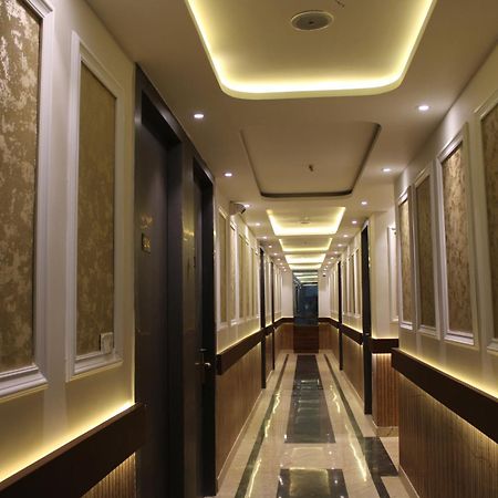 Hotel Gold Stone Kanpur Exteriör bild