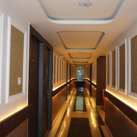 Hotel Gold Stone Kanpur Exteriör bild