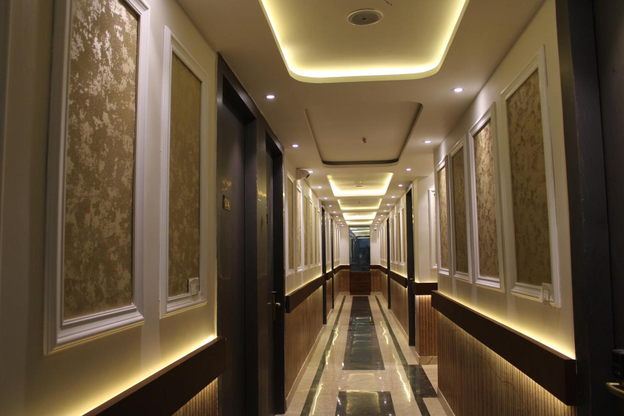Hotel Gold Stone Kanpur Exteriör bild