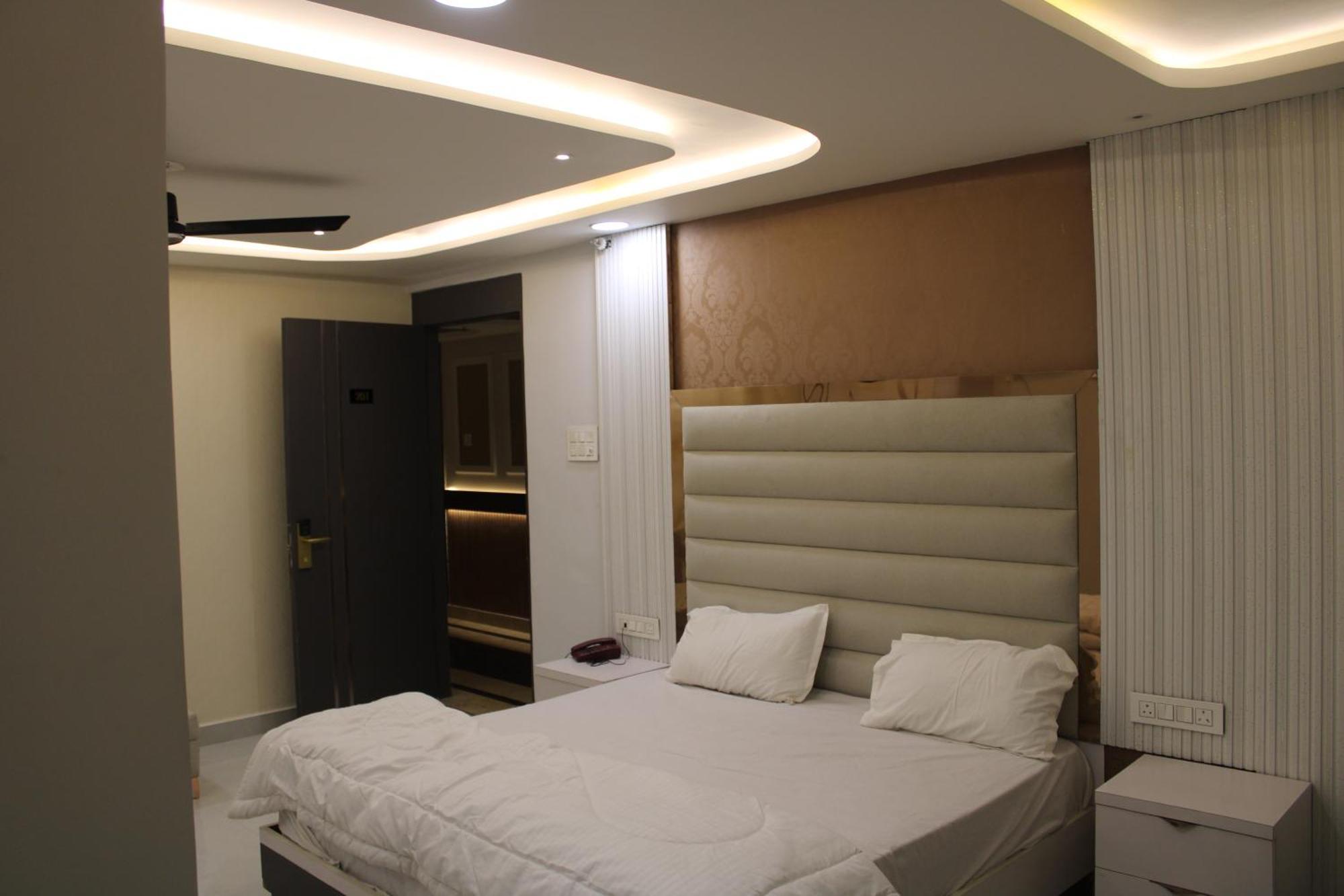 Hotel Gold Stone Kanpur Exteriör bild