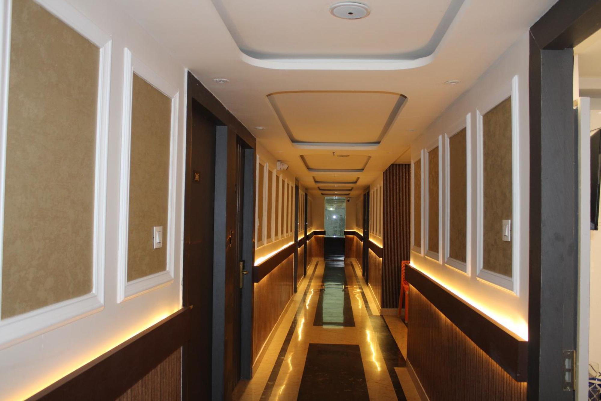 Hotel Gold Stone Kanpur Exteriör bild