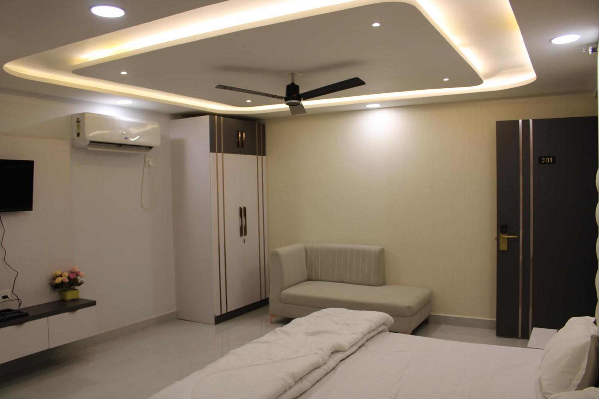 Hotel Gold Stone Kanpur Exteriör bild