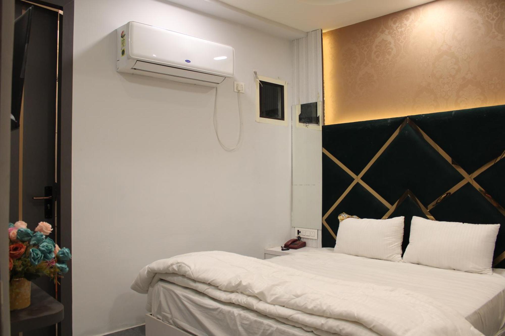 Hotel Gold Stone Kanpur Exteriör bild