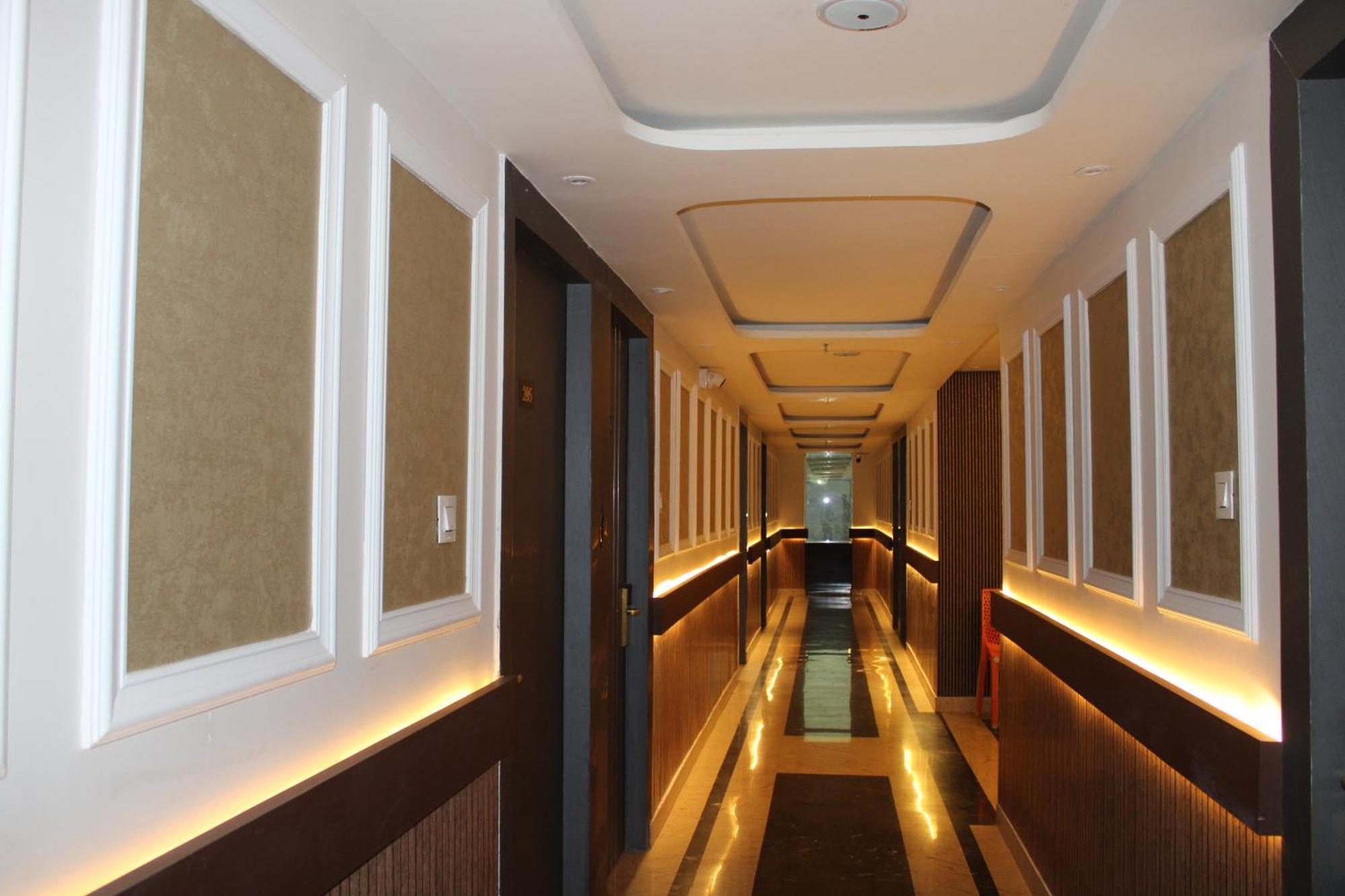 Hotel Gold Stone Kanpur Exteriör bild