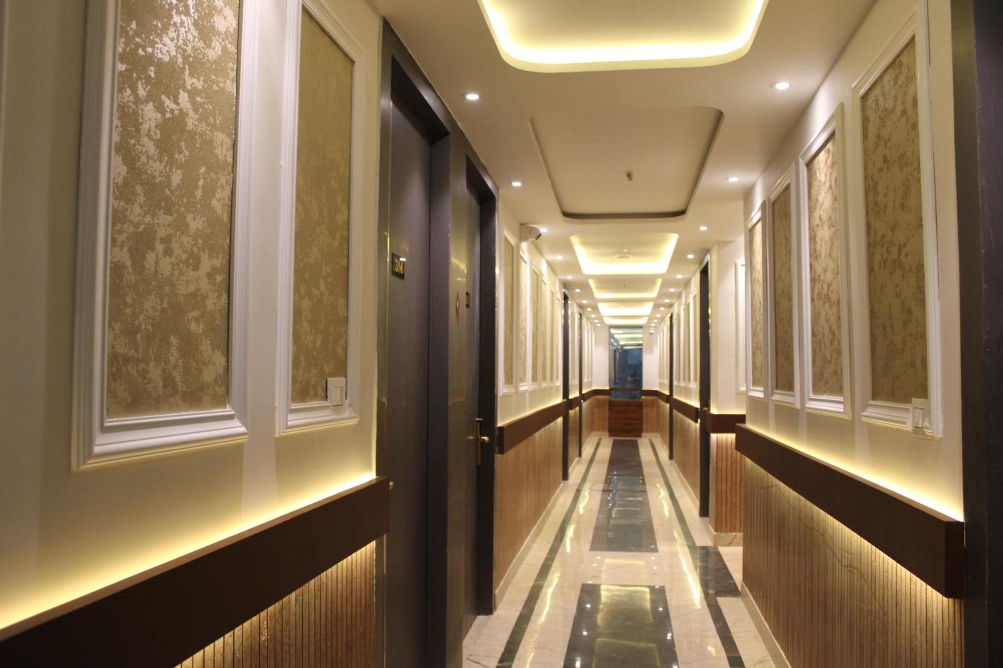 Hotel Gold Stone Kanpur Exteriör bild