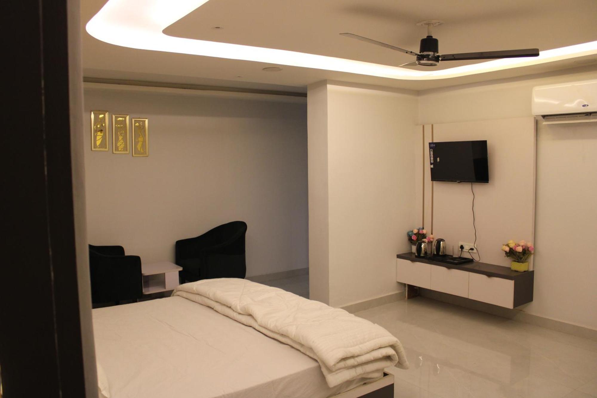 Hotel Gold Stone Kanpur Exteriör bild